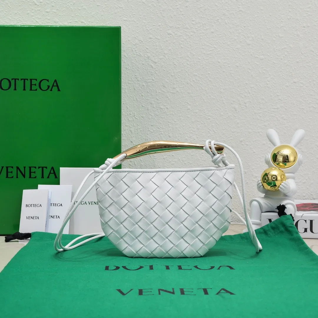 Batch of 1260 BV Mini Sardine is coming‼ ️Super high-end, stainless steel hardware + 24k real gold plating process, fish scales (concave and convex positions) are the finishing touch, the sardine bag that can be carried cross-body is completely beautiful to the heart. The metal element handle and weaving are perfectly combined to completely integrate the artistic sense and elegance and fashion. It is really like a work of art🏺The large size is elegant, the small size is exquisite and cute, a must-have item for fashionistas, and the details are perfectly reproduced. Style number: 6680# Size 20*12*2.5